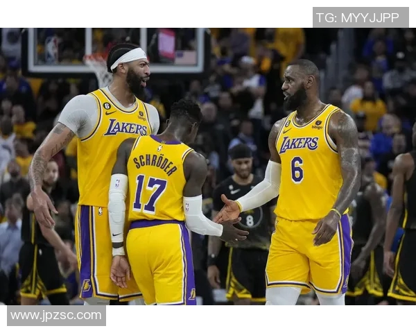 勇士主场大胜湖人，球队士气高涨